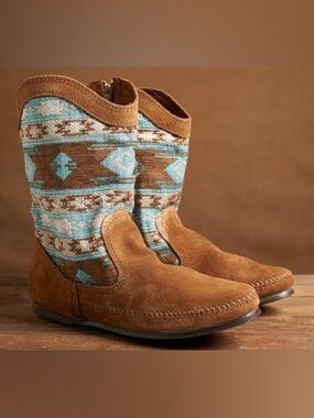 New Minnetonka Baja Boot in a brown suede and turquoise pattern 1578 Size 8